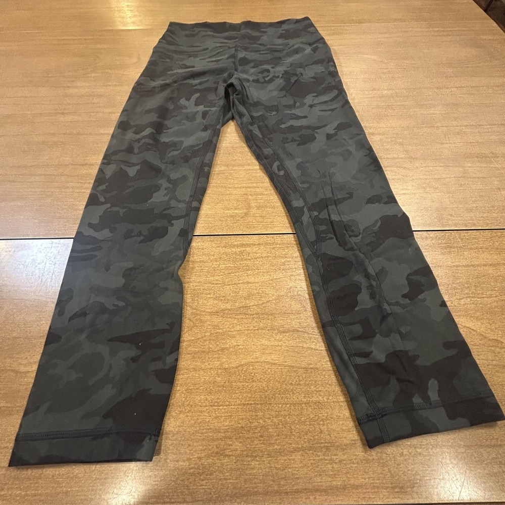 Lululemon Pants Womens 6 Black Camo High Rise Crop Leggings Yoga Athletic
